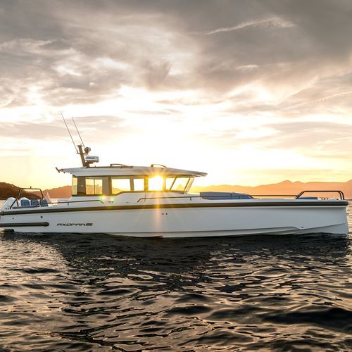 Lancha Express Cruiser com motor de popa - 37 XC Cross - Axopar Boats Oy - bimotor / com casa do leme / de pesca esportiva