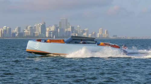 Lancha Express Cruiser com motor de centro - 50  - Vanquish Yachts - bimotor / open / com console dupla