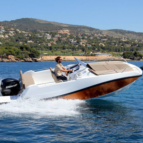 Lancha de console central com motor de popa - 7.0 - V2 Boats - para esqui aquático / esportiva / de mergulho