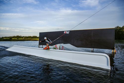 Rampa de wakeboard flutuante - Snow & Wakeboard Solutions LLC