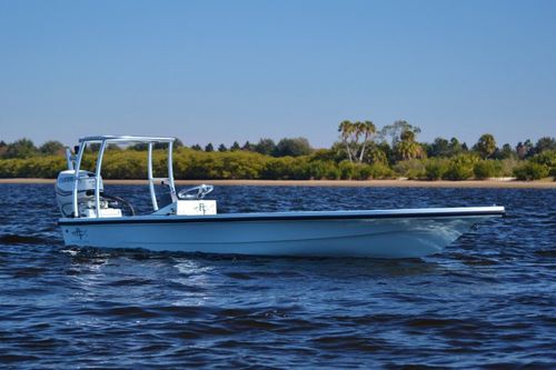 Barco flat com motor de popa - Micro - Beavertail Skiffs - open / com console lateral / de pesca esportiva