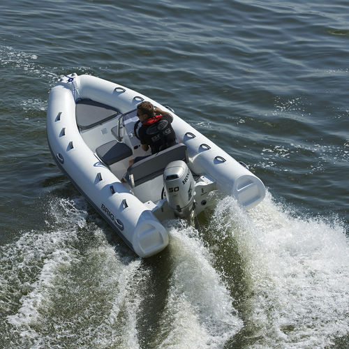 Barco inflável com motor de popa - FALCON 420 - Brig U.S.A. LLC - semirrígido / com console lateral / para pesca
