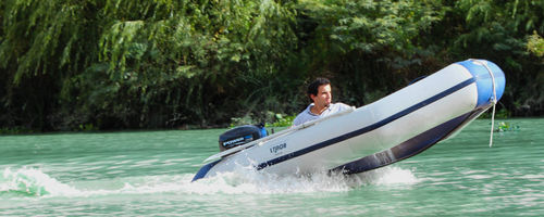 Barco inflável com motor de popa - Outboard Group Motors - máx. 4 pessoas / de 6 lugares / máx. 7 pessoas