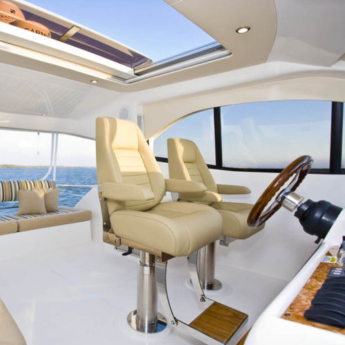 Assento de piloto - SIENA HELM I - M Melfi Designs Pty Ltd - para barco / para iate / com apoio de braços