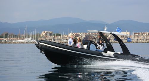 Barco inflável com motor de popa - W10 - Wimbi Boats Ltd - bimotor / semirrígido / com console central