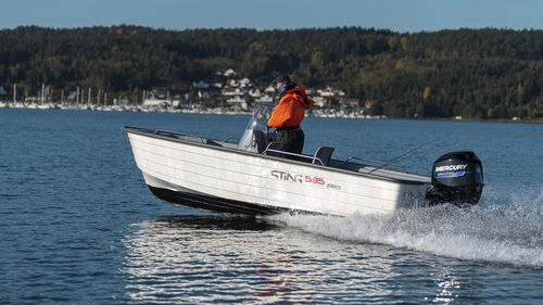 Lancha de console central com motor de popa - 535 PRO - Sting Boats Europe - com console lateral / de pesca esportiva / máx. 8 pessoas