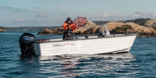 Lancha de console central com motor de popa - 600 PRO - Sting Boats Europe - com console lateral / para pesca / máx. 8 pessoas