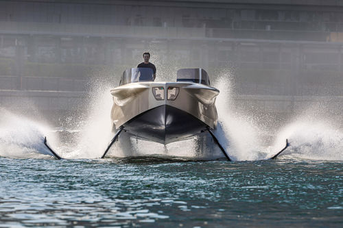 Lancha Express Cruiser com motor de centro - FOILER : THE FLYING YACHT - ENATA - a diesel / bimotor / com hard-top