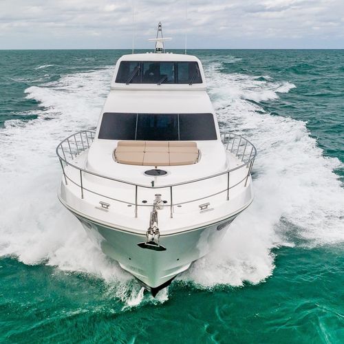 Iate a motor de cruzeiro - 68 - Dyna Craft Ltd. - com flybridge fechado / 4 cabines / pernoite para 6 pessoas
