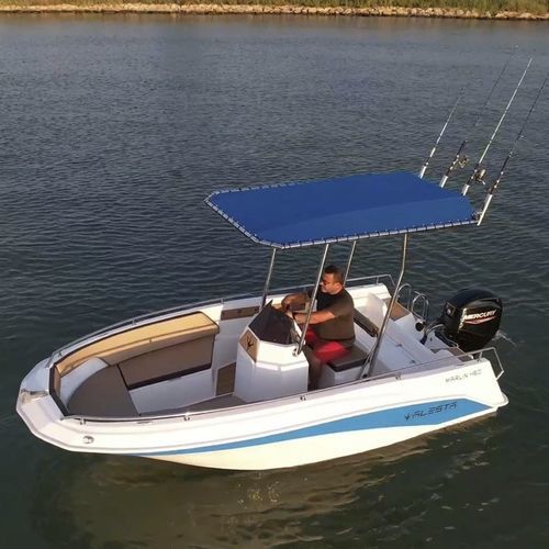 Lancha de console central com motor de popa - MARLIN 460 - Alesta Marine - de pesca / máx. 5 pessoas / com solário
