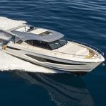 lancha Express Cruiser com motor de centro