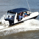 barco de passageiros / com motor de popa